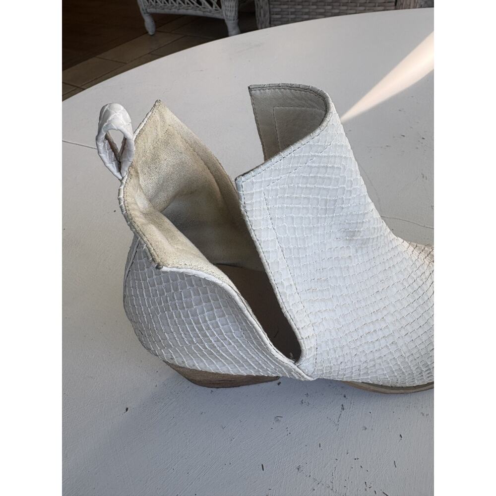 ARIDER GIRL SNAKE PRINT WOMEN'S ANKLE BOOTS Size 8 White Dress Boot - Picture 6 of 8